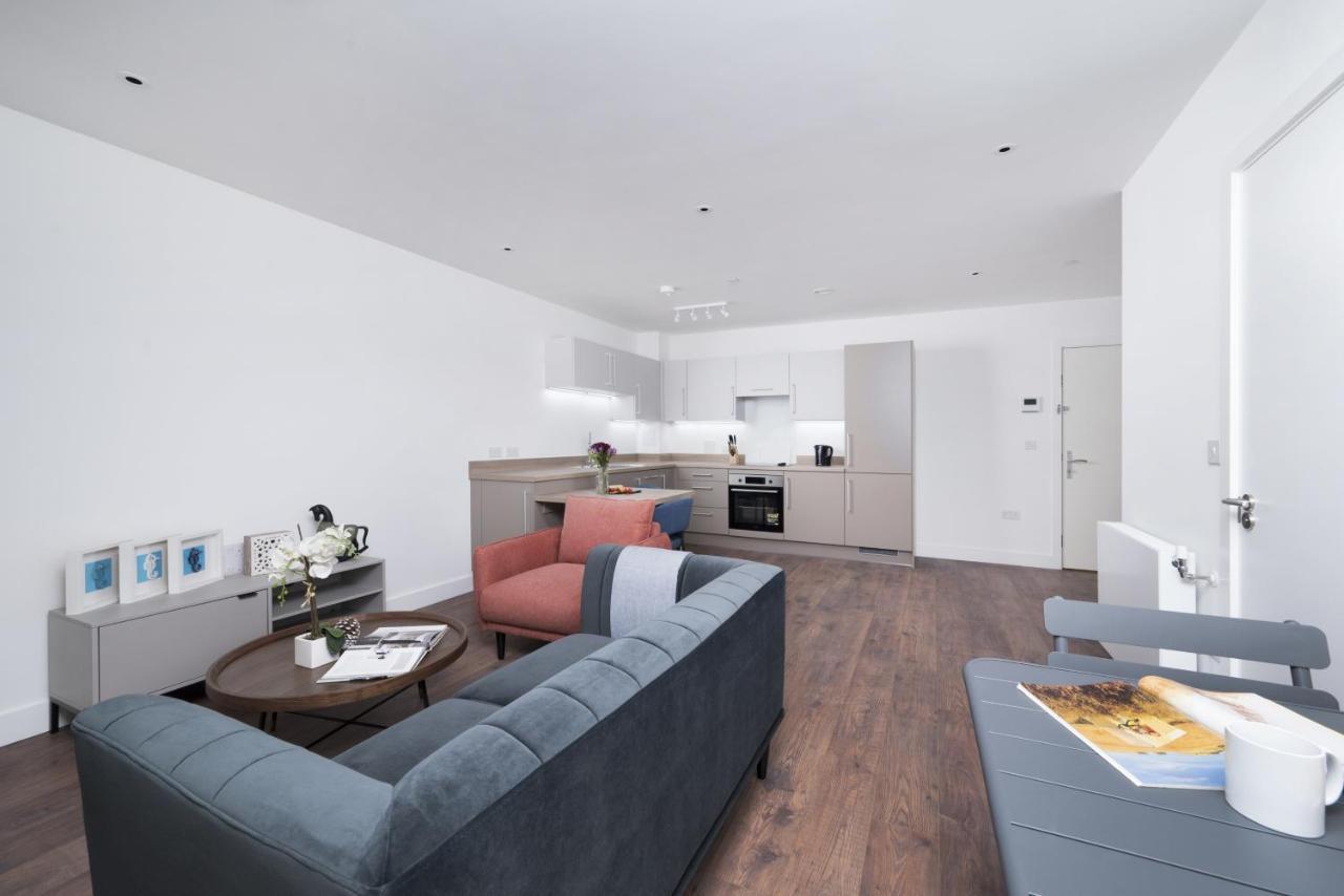Modern And At Barking Wharf In Londra
