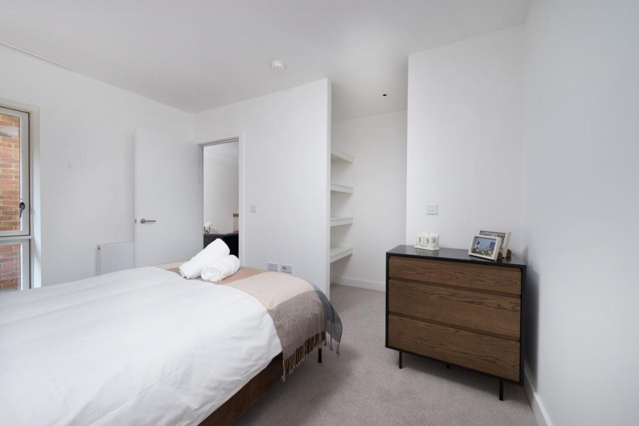 Modern And At Barking Wharf In Londra